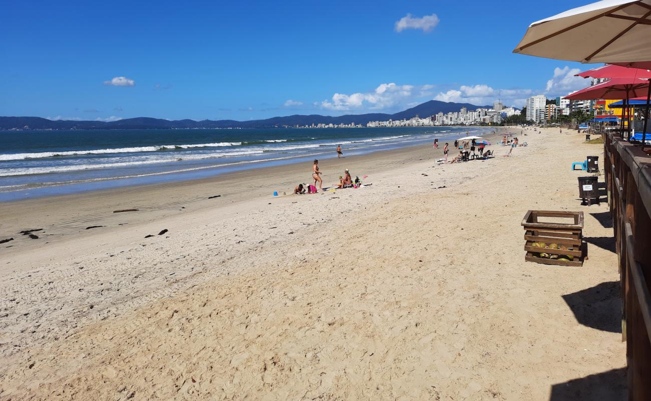 Central Beach - Itapema'in fotoğrafı açık bej kum yüzey ile