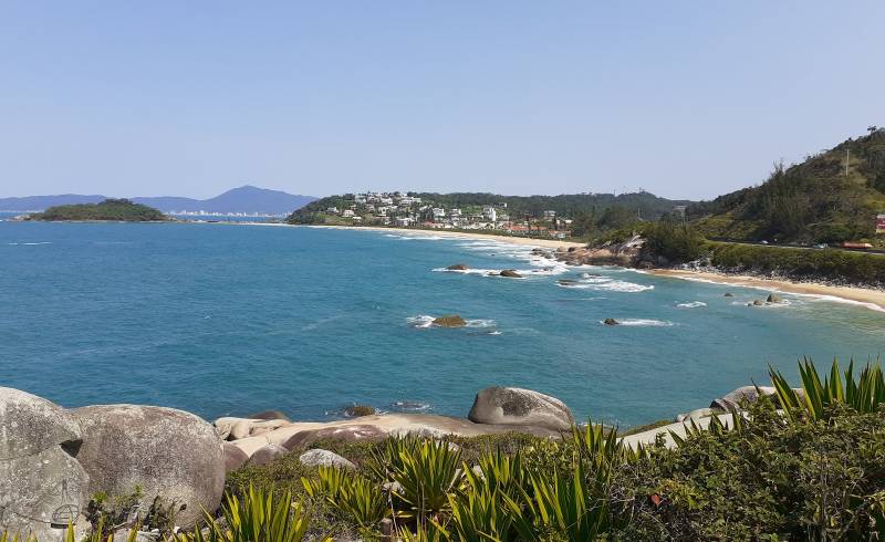 Praia da Ilhota'in fotoğrafı parlak ince kum yüzey ile