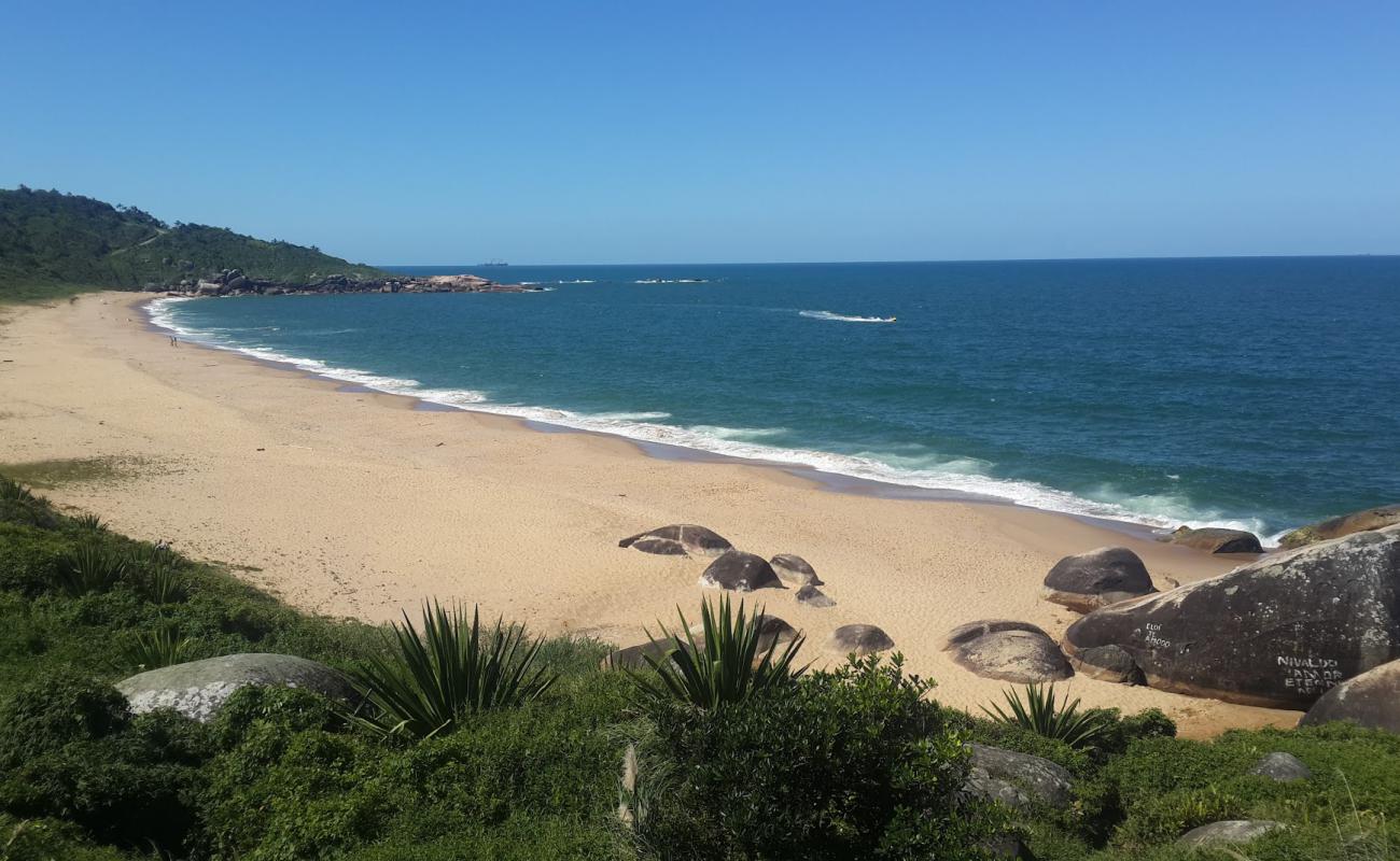 Praia de Taquarinhas'in fotoğrafı uçurumlarla desteklenmiş