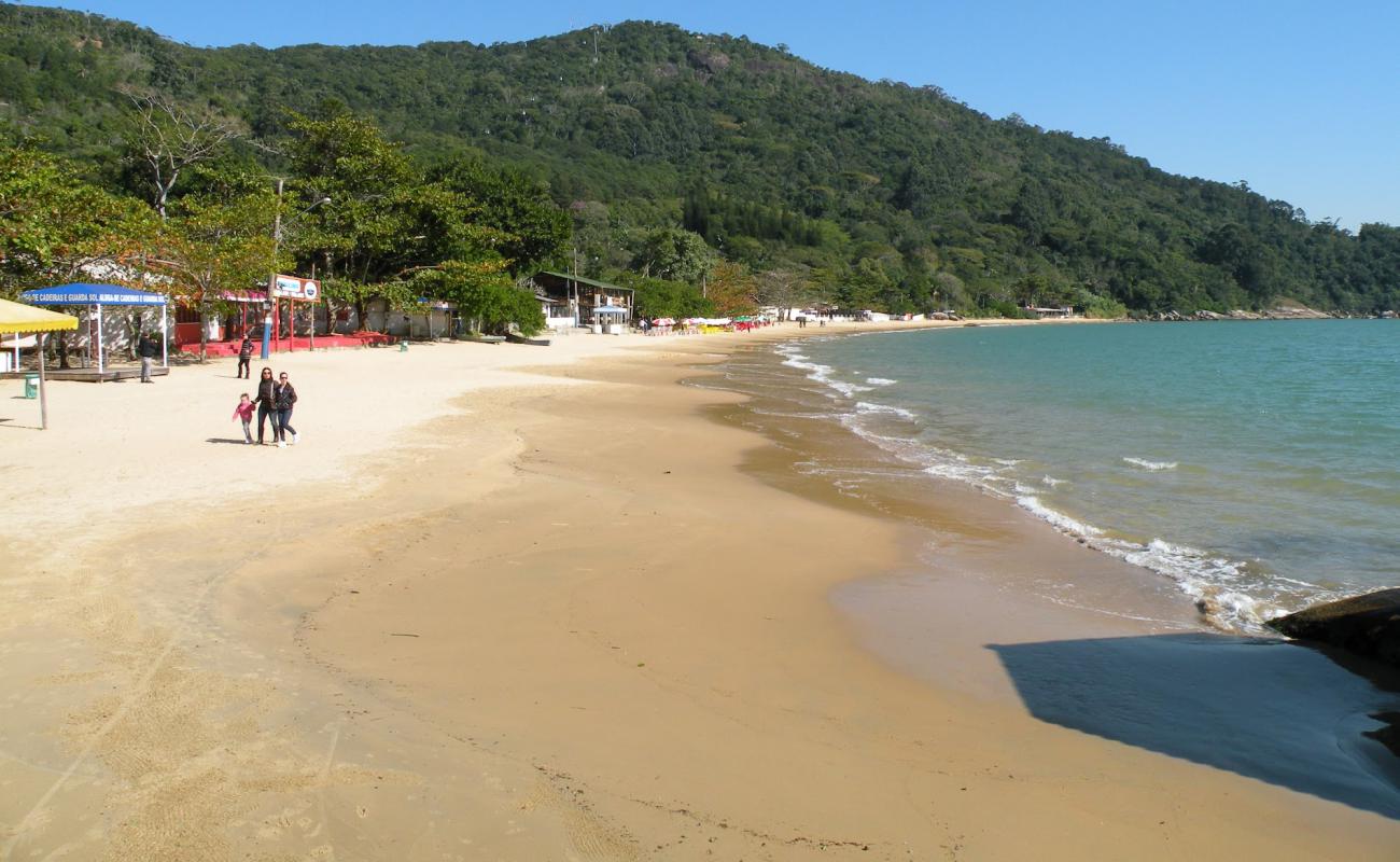 Praia das Laranjeiras'in fotoğrafı açık bej kum yüzey ile