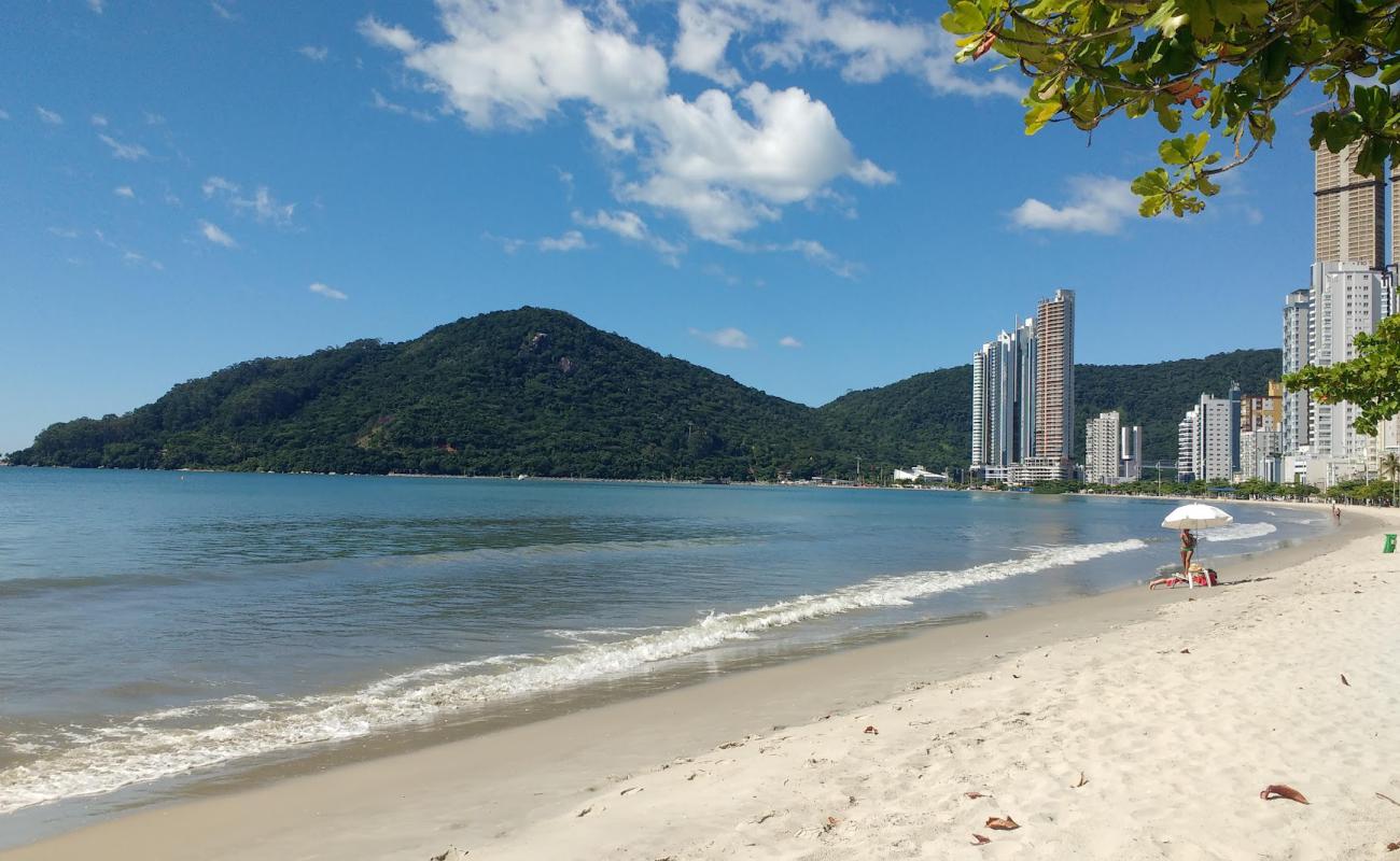 Praia de Camboriu'in fotoğrafı açık bej kum yüzey ile