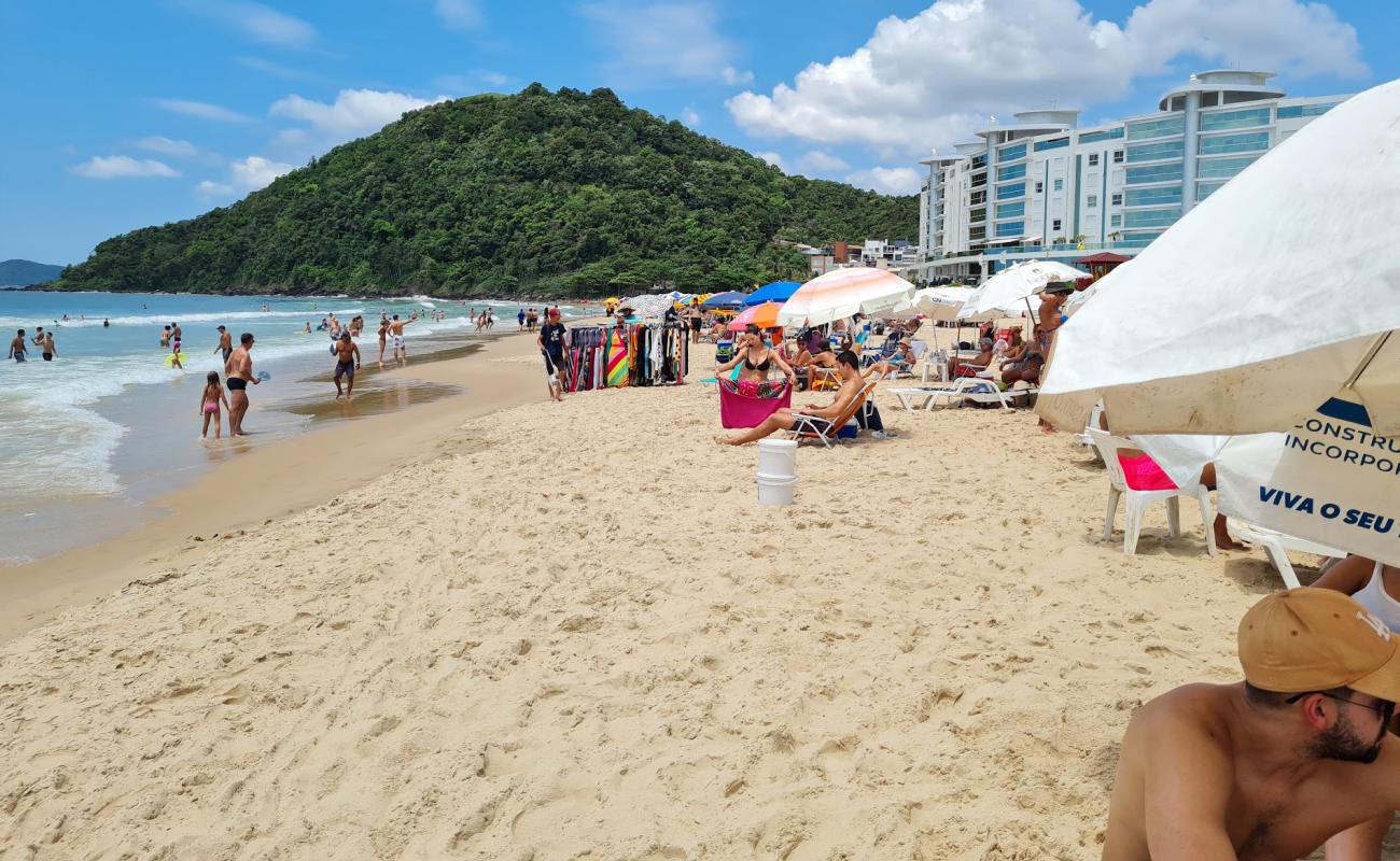 Praia dos Amores'in fotoğrafı açık bej kum yüzey ile
