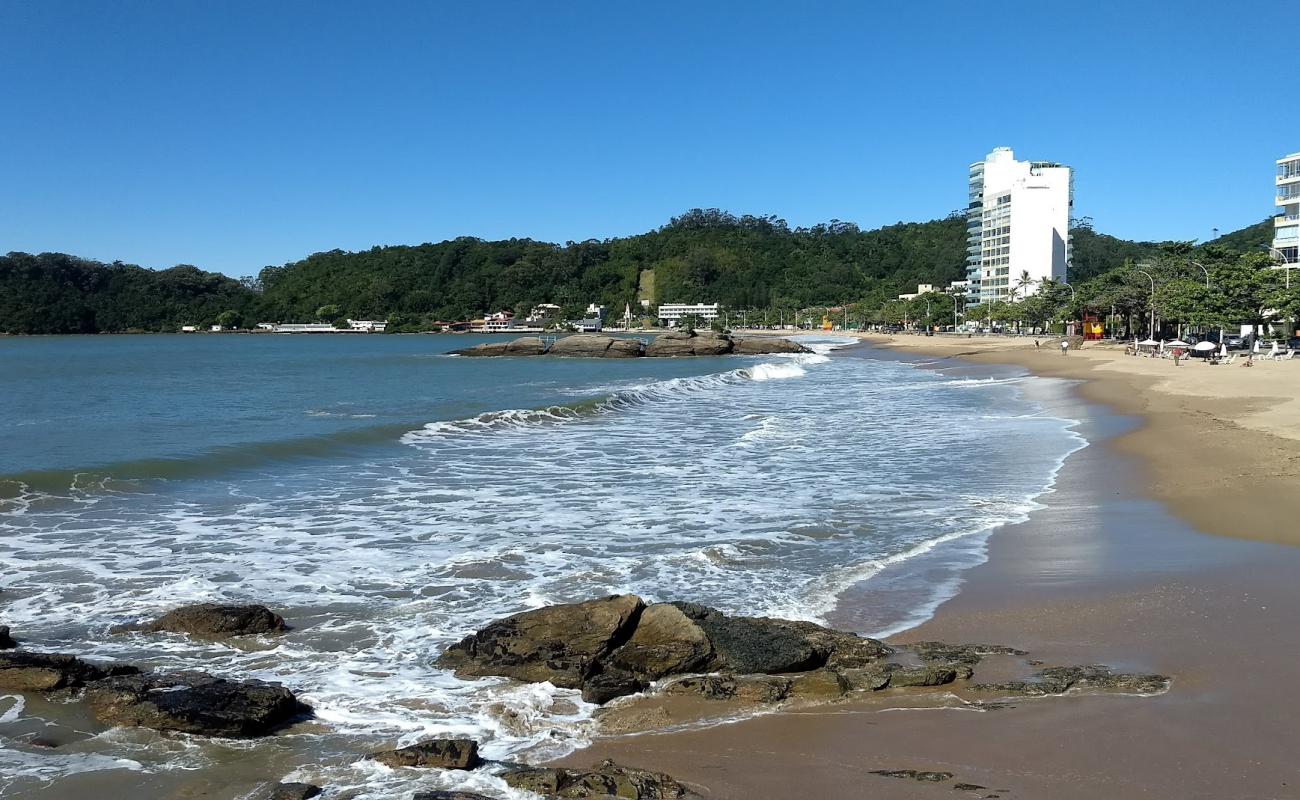 Praia de Cabecudas'in fotoğrafı parlak kum yüzey ile