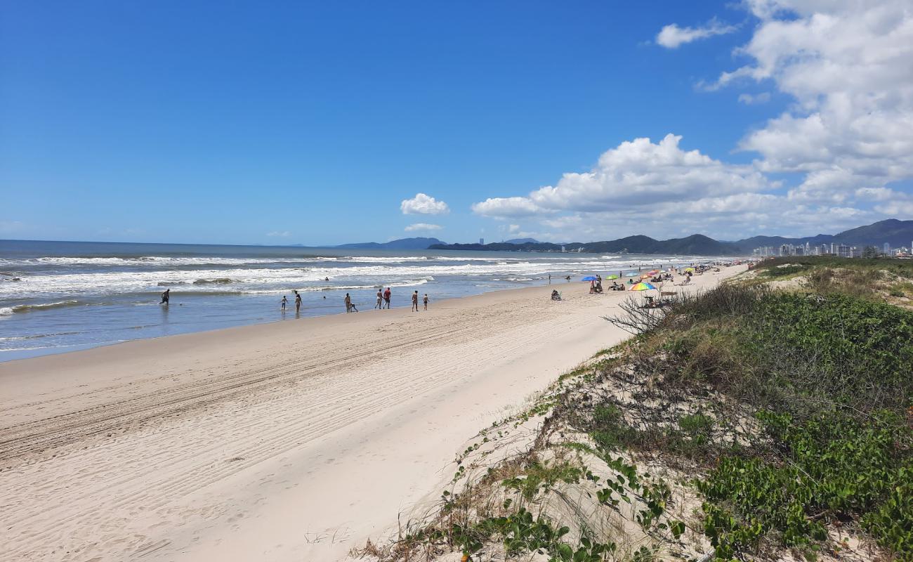 Praia de Navegantes'in fotoğrafı i̇nce bej kum yüzey ile