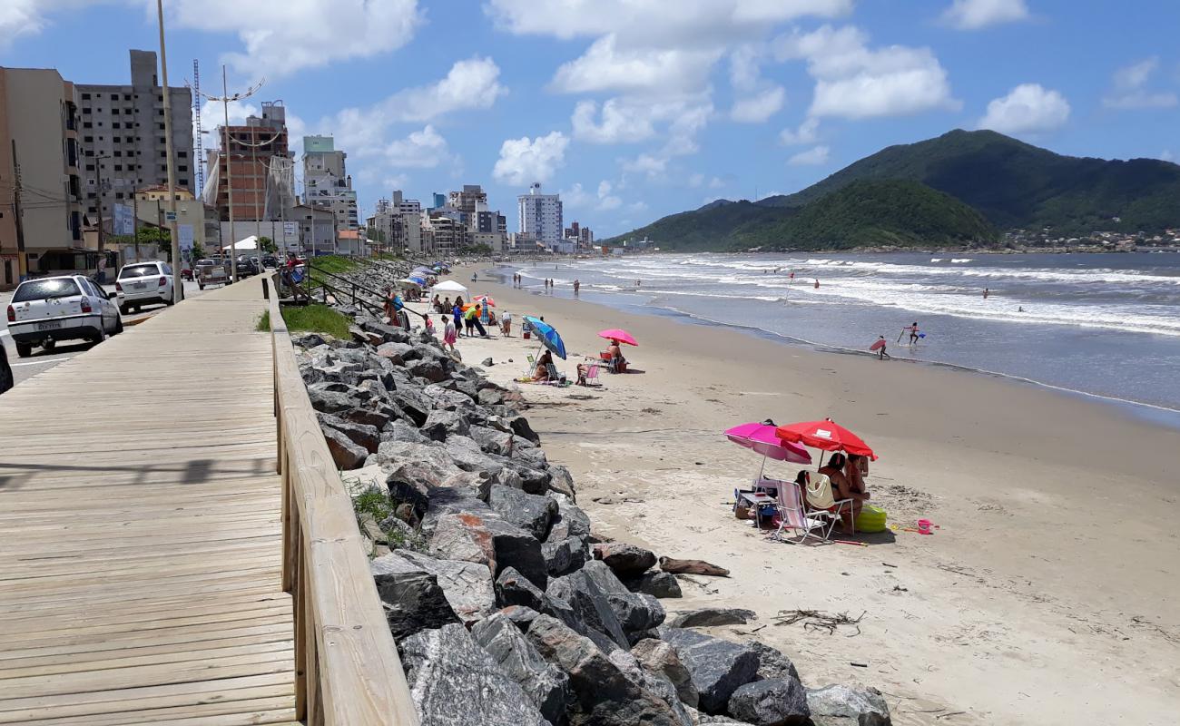 Praia de Gravata'in fotoğrafı i̇nce bej kum yüzey ile