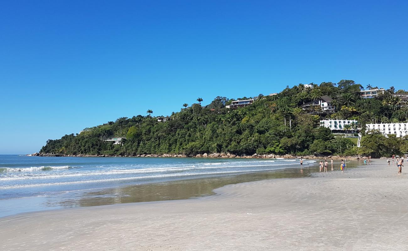 Praia das Toninhas'in fotoğrafı parlak ince kum yüzey ile