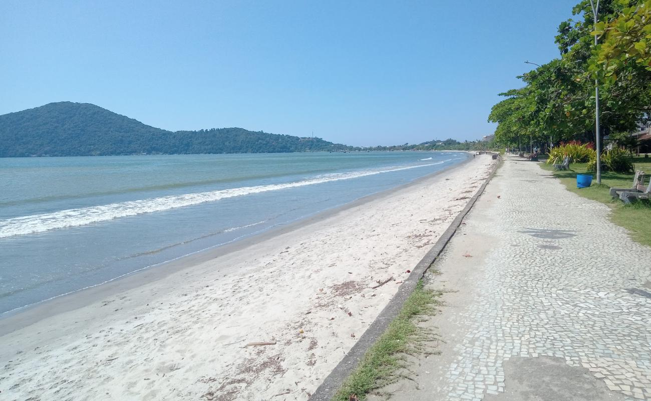 Praia do Itaguá'in fotoğrafı açık bej kum yüzey ile