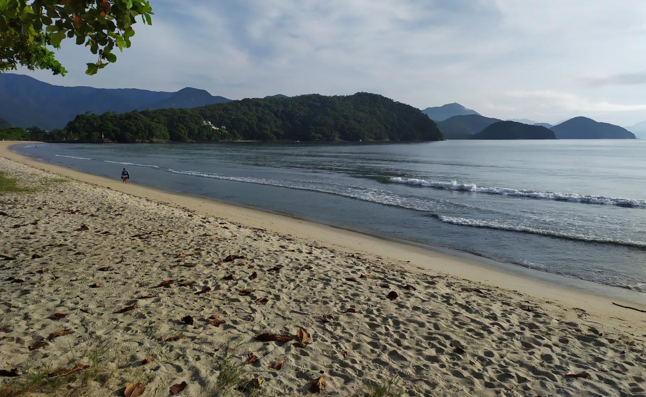 Praia de Iperoig'in fotoğrafı açık bej kum yüzey ile