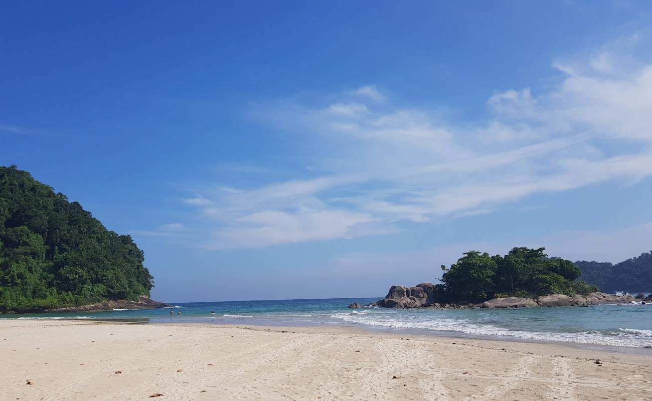 Praia Das Laranjeiras'in fotoğrafı i̇nce bej kum yüzey ile