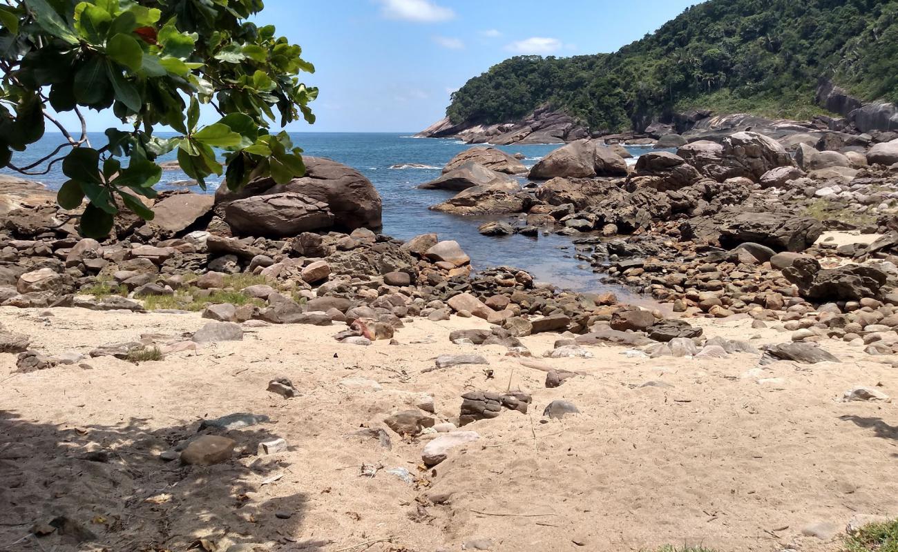 Praia das Galhetas'in fotoğrafı bej kum ve kayalar yüzey ile