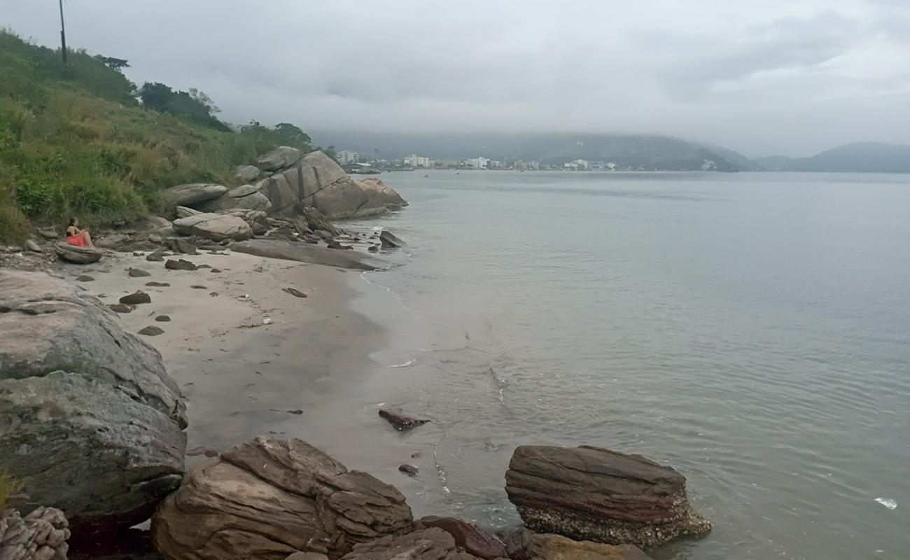 Travesseiro Plajı'in fotoğrafı bej kum ve kayalar yüzey ile