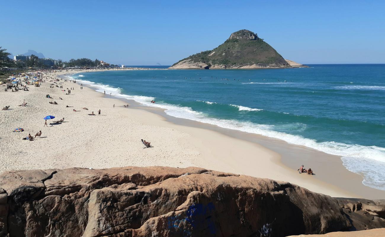 Sernambetiba Plajı'in fotoğrafı parlak ince kum yüzey ile