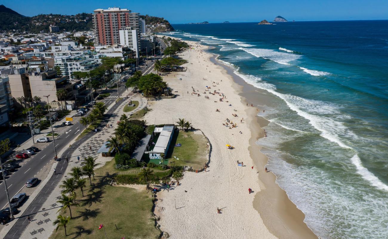 Barra da Tijuca Plajı'in fotoğrafı parlak ince kum yüzey ile