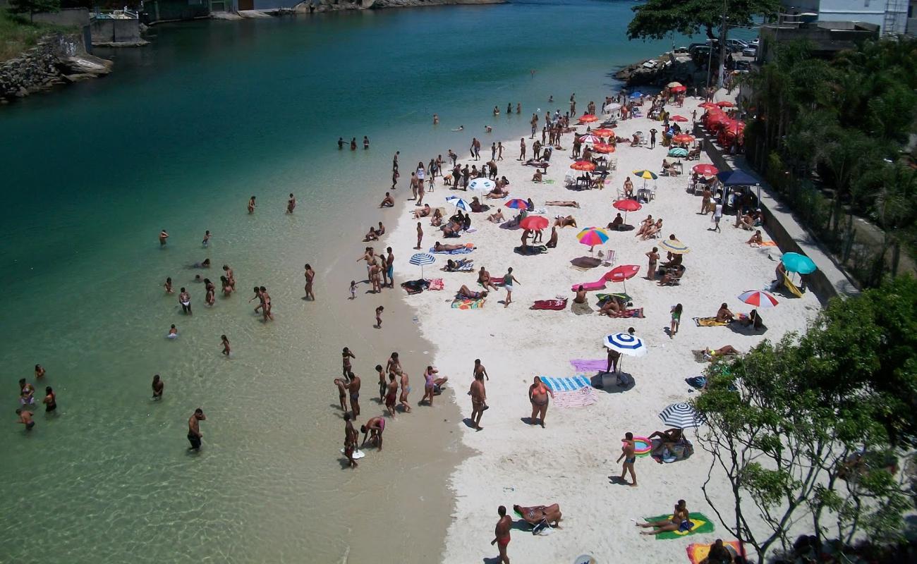 Praia dos Amores'in fotoğrafı parlak ince kum yüzey ile