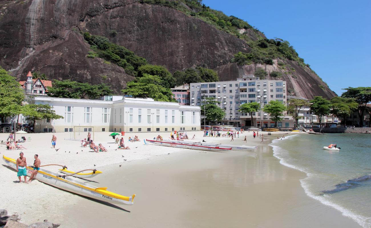 Praia da Urca'in fotoğrafı parlak ince kum yüzey ile