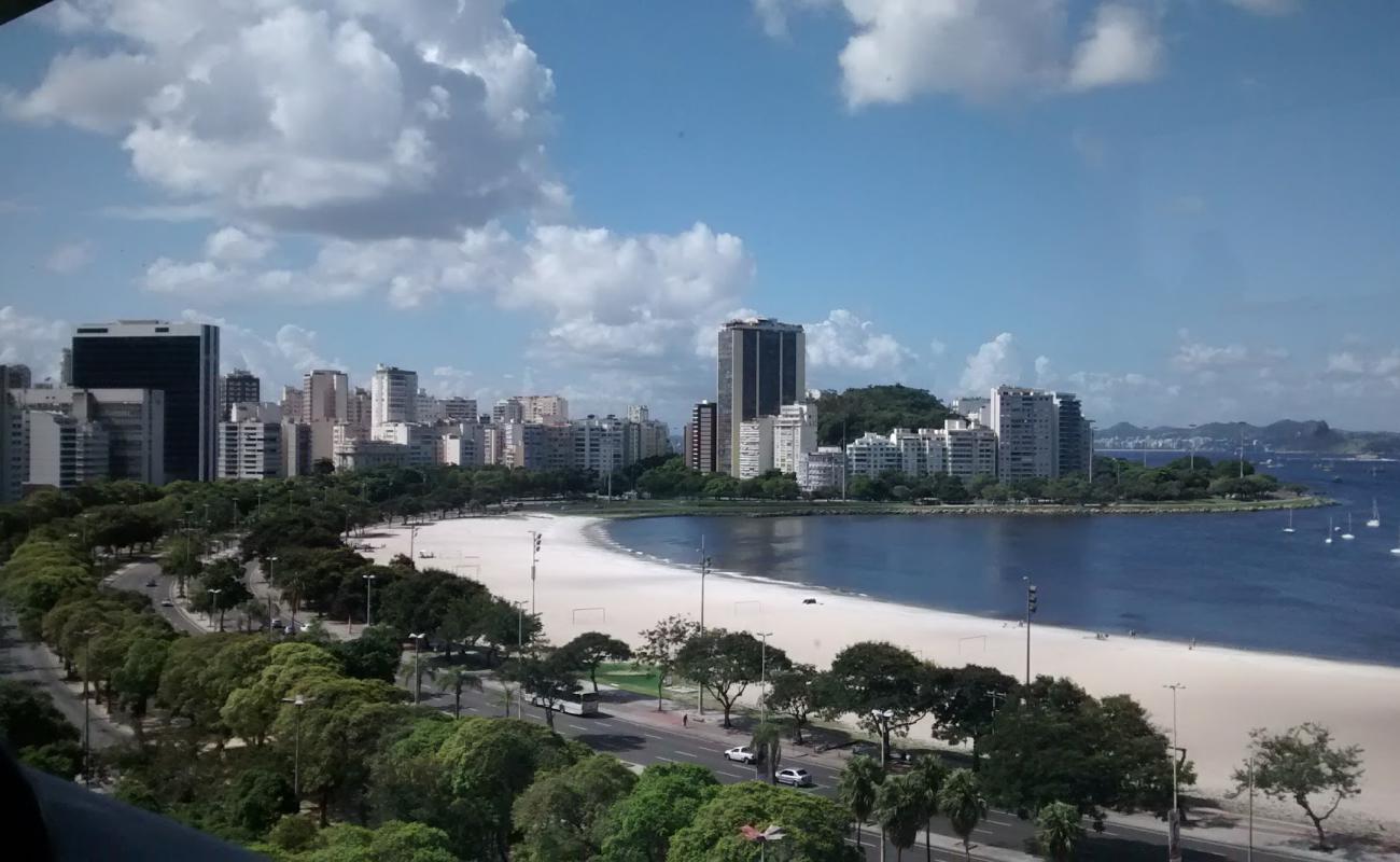 Praia de Botafogo'in fotoğrafı i̇nce bej kum yüzey ile