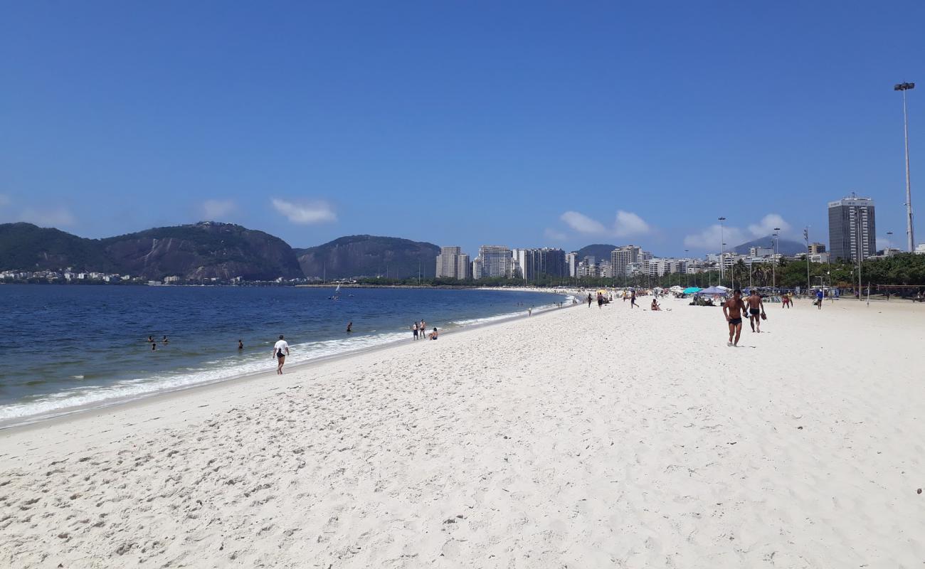 Praia do Flamengo'in fotoğrafı parlak ince kum yüzey ile