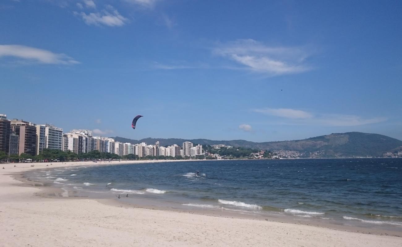 Praia de Icarai'in fotoğrafı i̇nce bej kum yüzey ile
