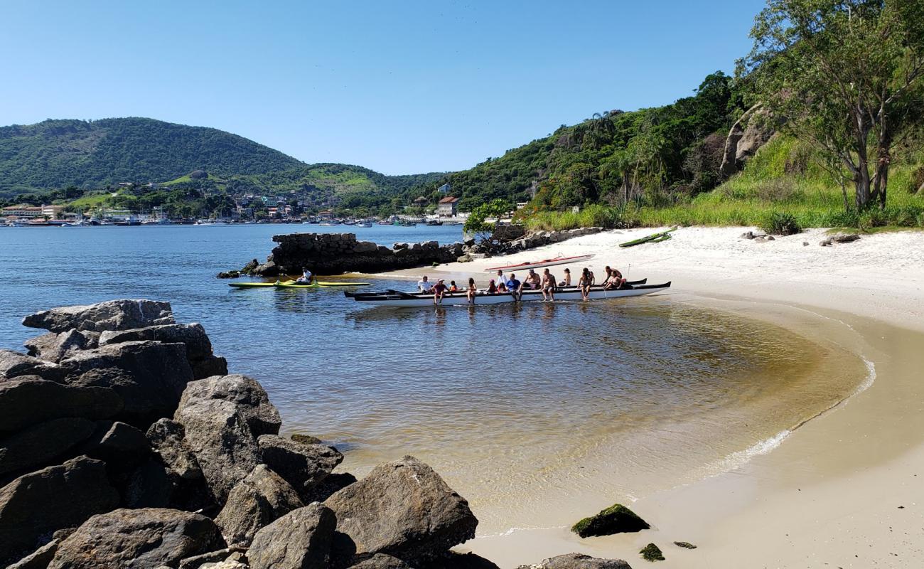 Praia do Morcego'in fotoğrafı parlak kum yüzey ile