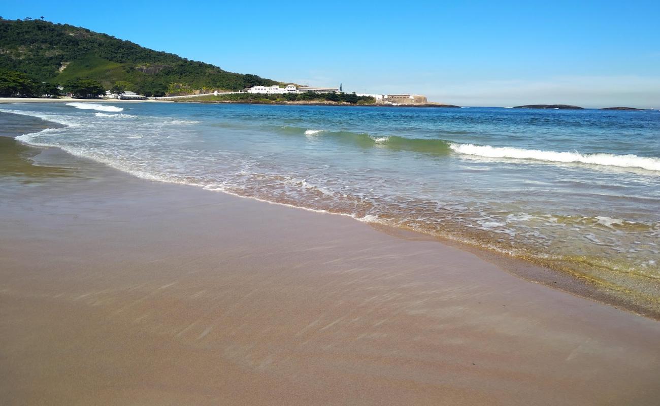 Praia de Imbuhy'in fotoğrafı i̇nce bej kum yüzey ile
