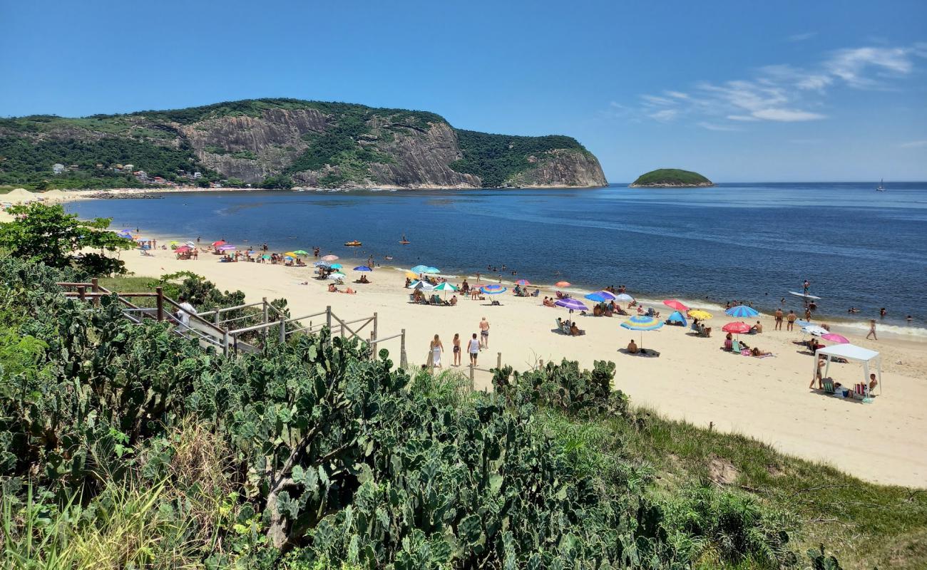 Praia de Camboinhas'in fotoğrafı parlak ince kum yüzey ile