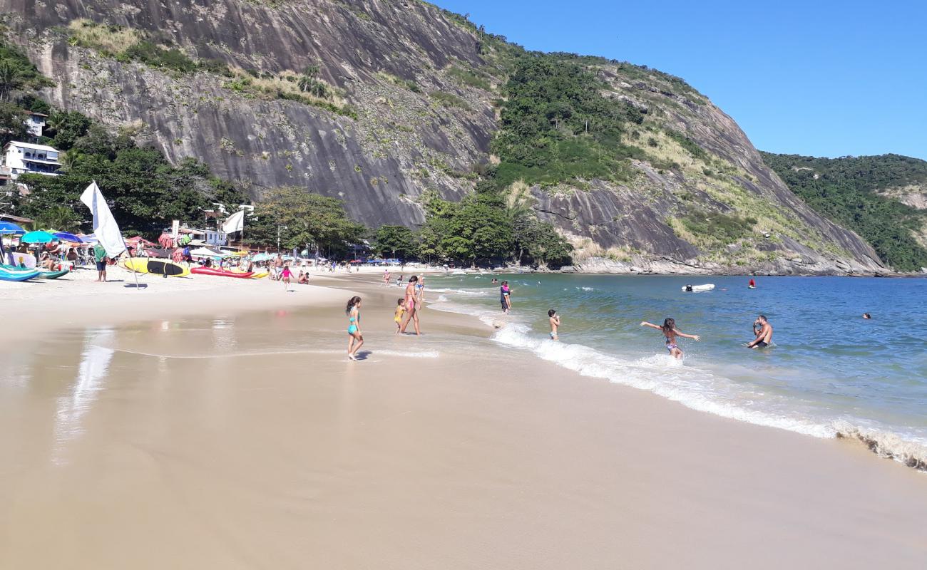 Praia de Itaipu'in fotoğrafı i̇nce bej kum yüzey ile