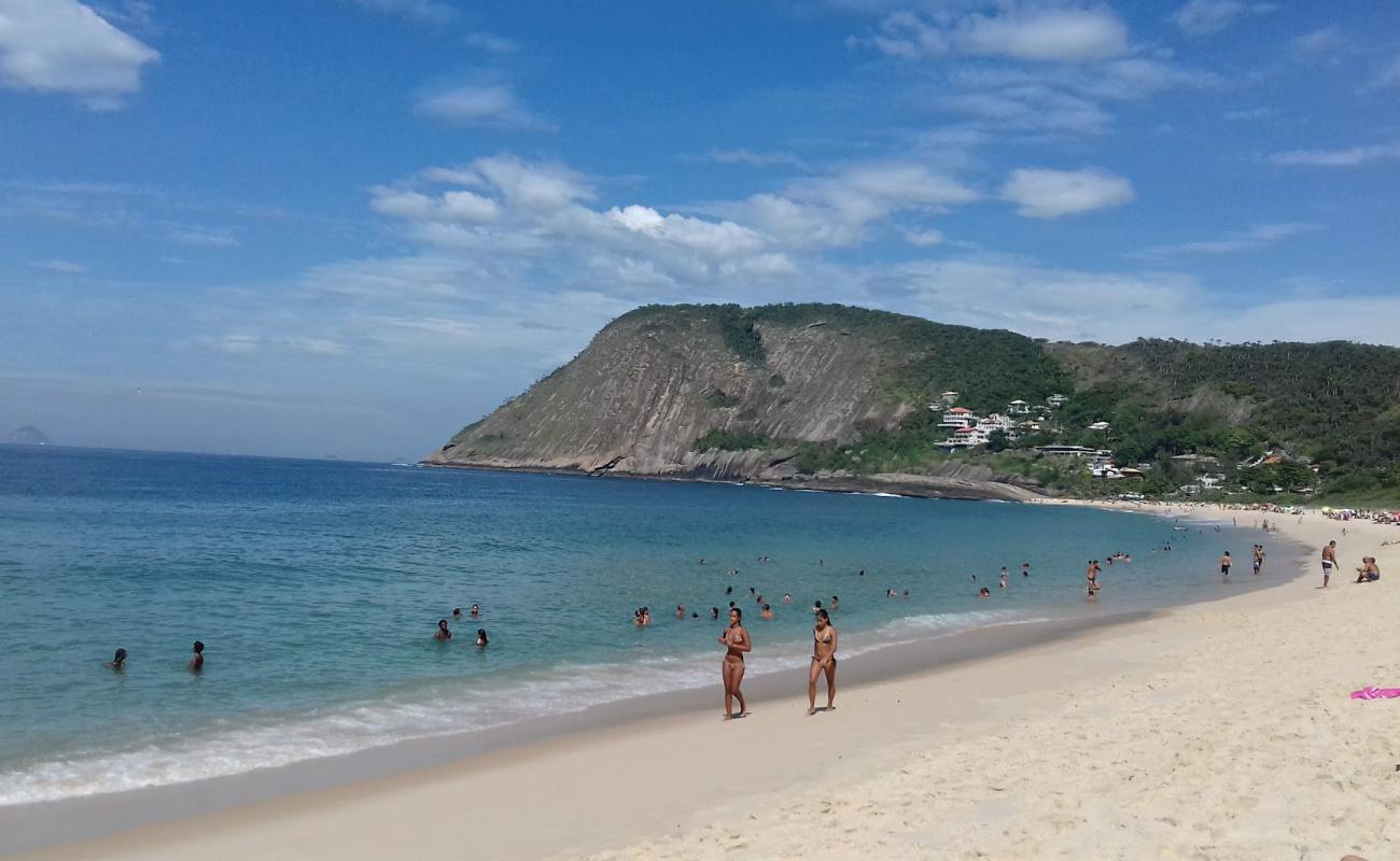 Praia de Itacoatiara'in fotoğrafı parlak ince kum yüzey ile