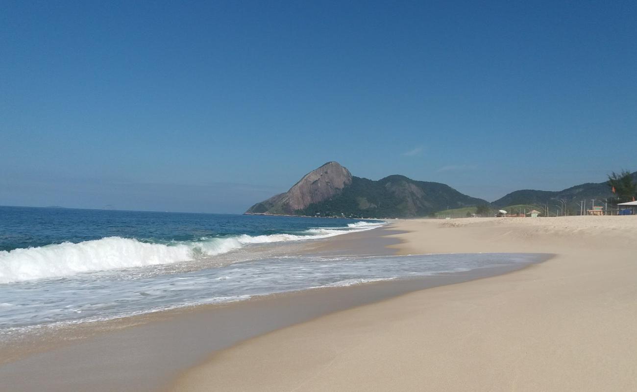 Praia de Itaipuacu'in fotoğrafı parlak ince kum yüzey ile