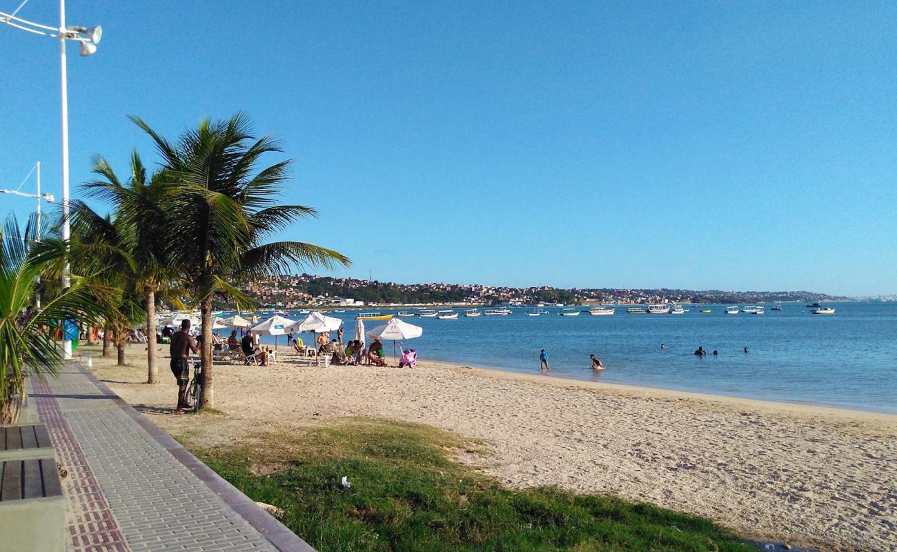 Praia de Tubarao'in fotoğrafı açık bej kum yüzey ile