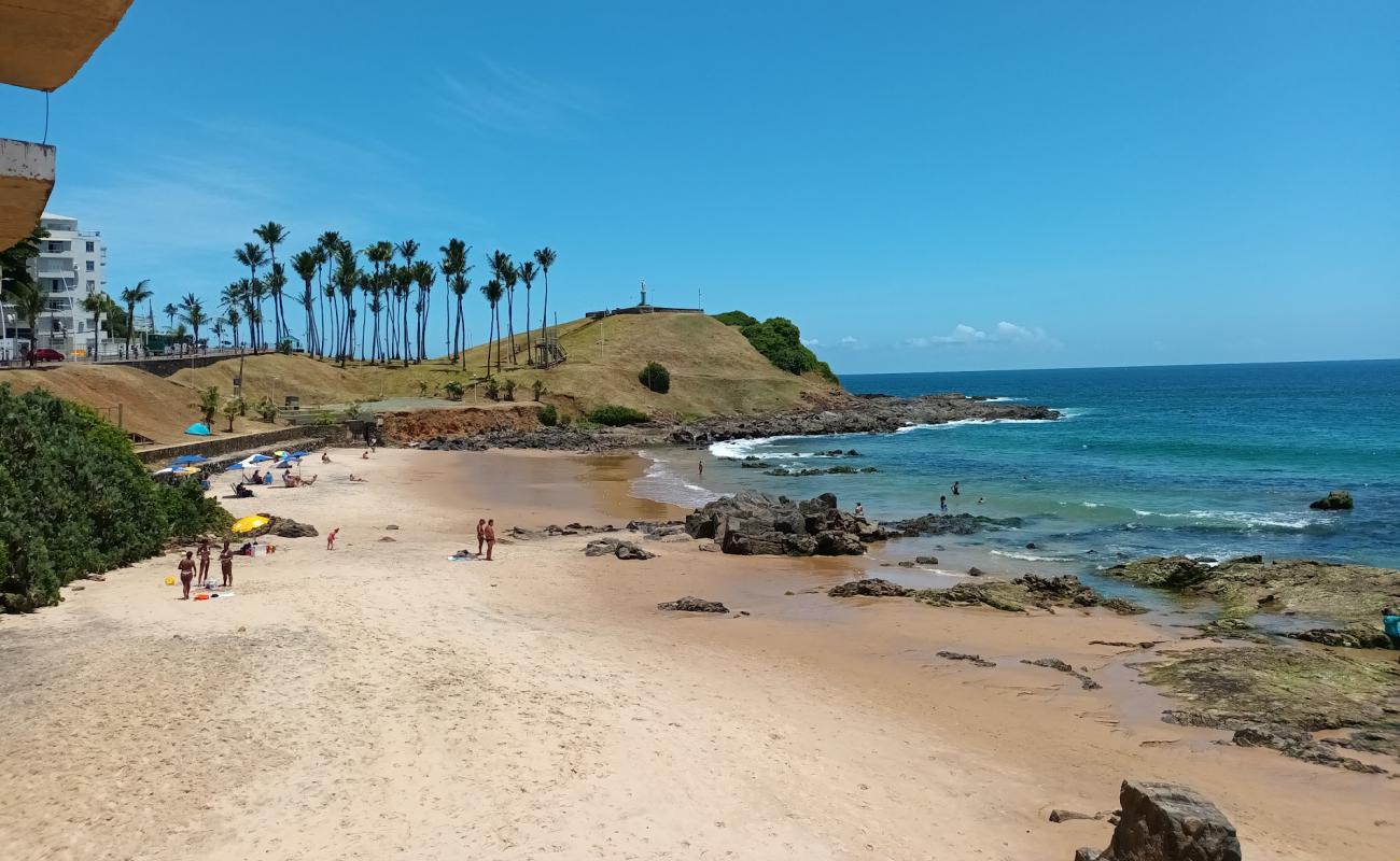 Barra Feneri'in fotoğrafı parlak kum yüzey ile