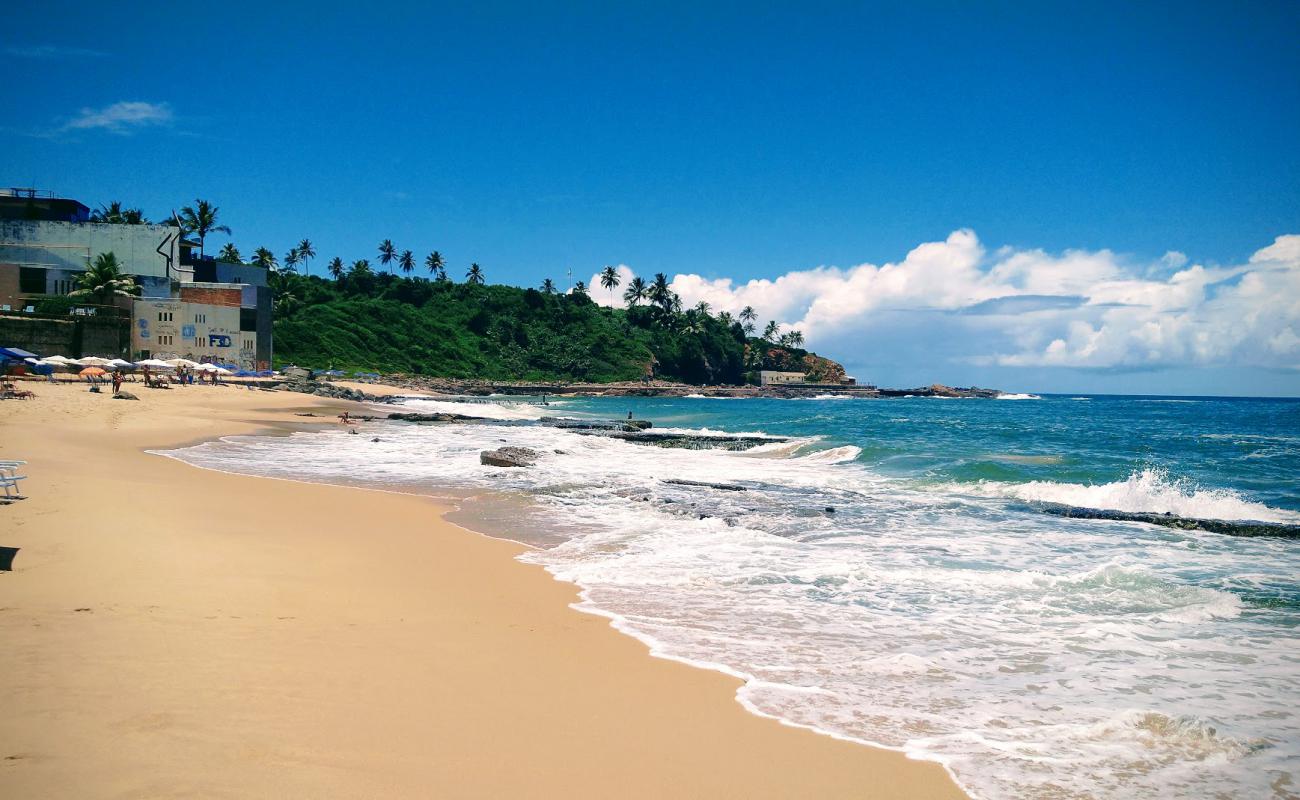 Praia do Buracao'in fotoğrafı açık bej kum yüzey ile