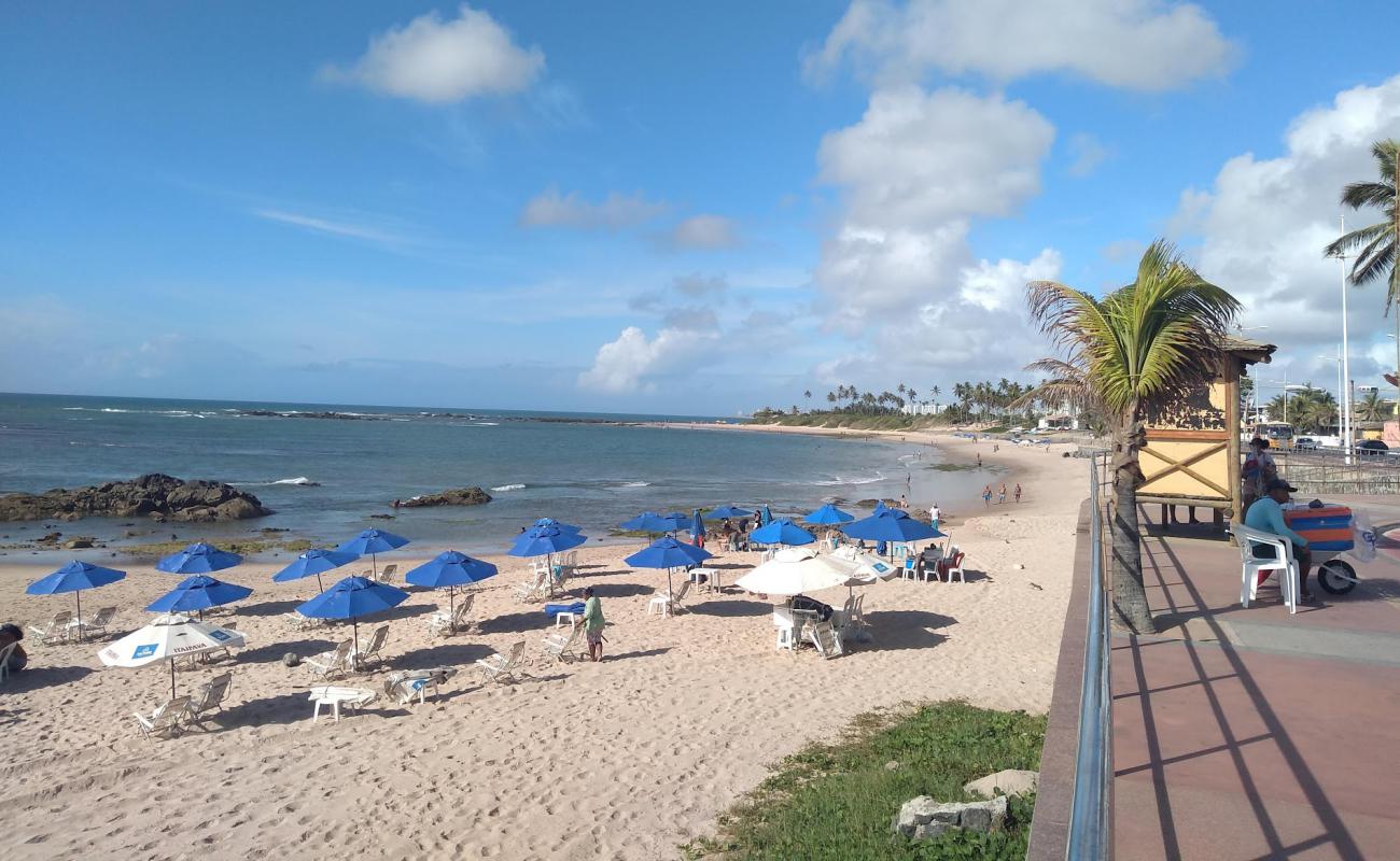 Praia de Piatã'in fotoğrafı parlak kum yüzey ile