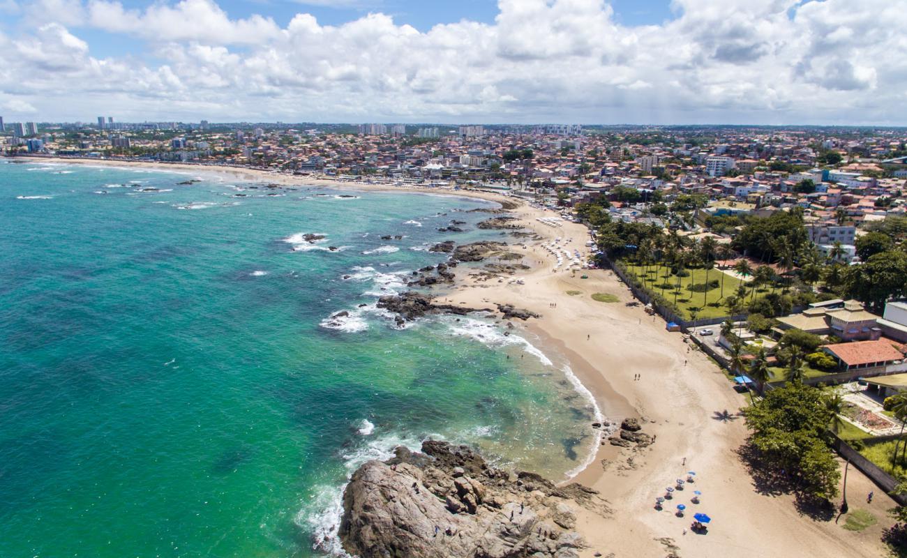 Praia de Itapuã'in fotoğrafı açık bej kum yüzey ile