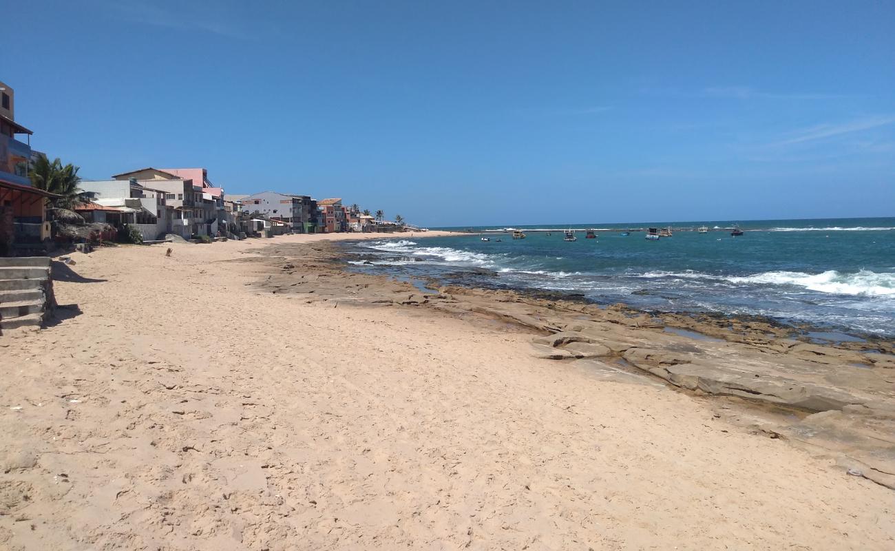 Praia de Arembepe'in fotoğrafı açık bej kum yüzey ile