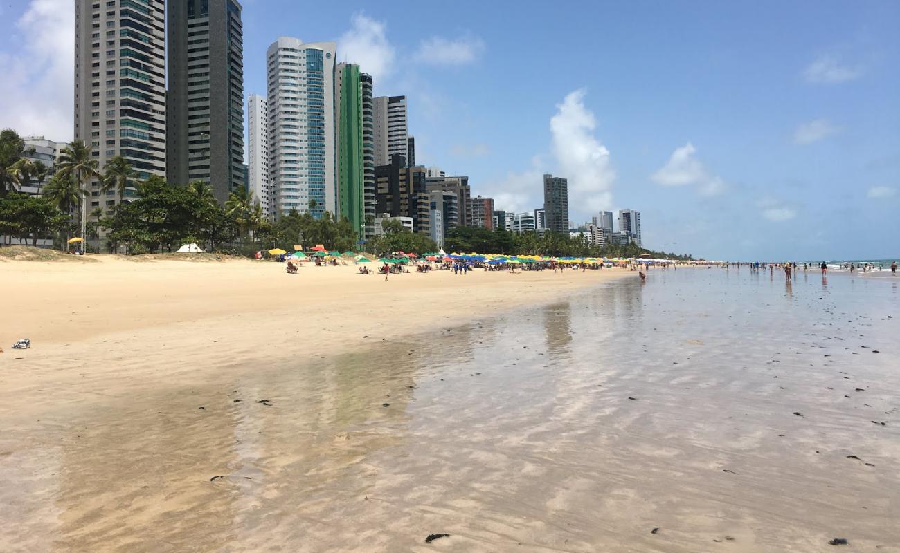 Praia de Boa Viagem'in fotoğrafı parlak kum yüzey ile