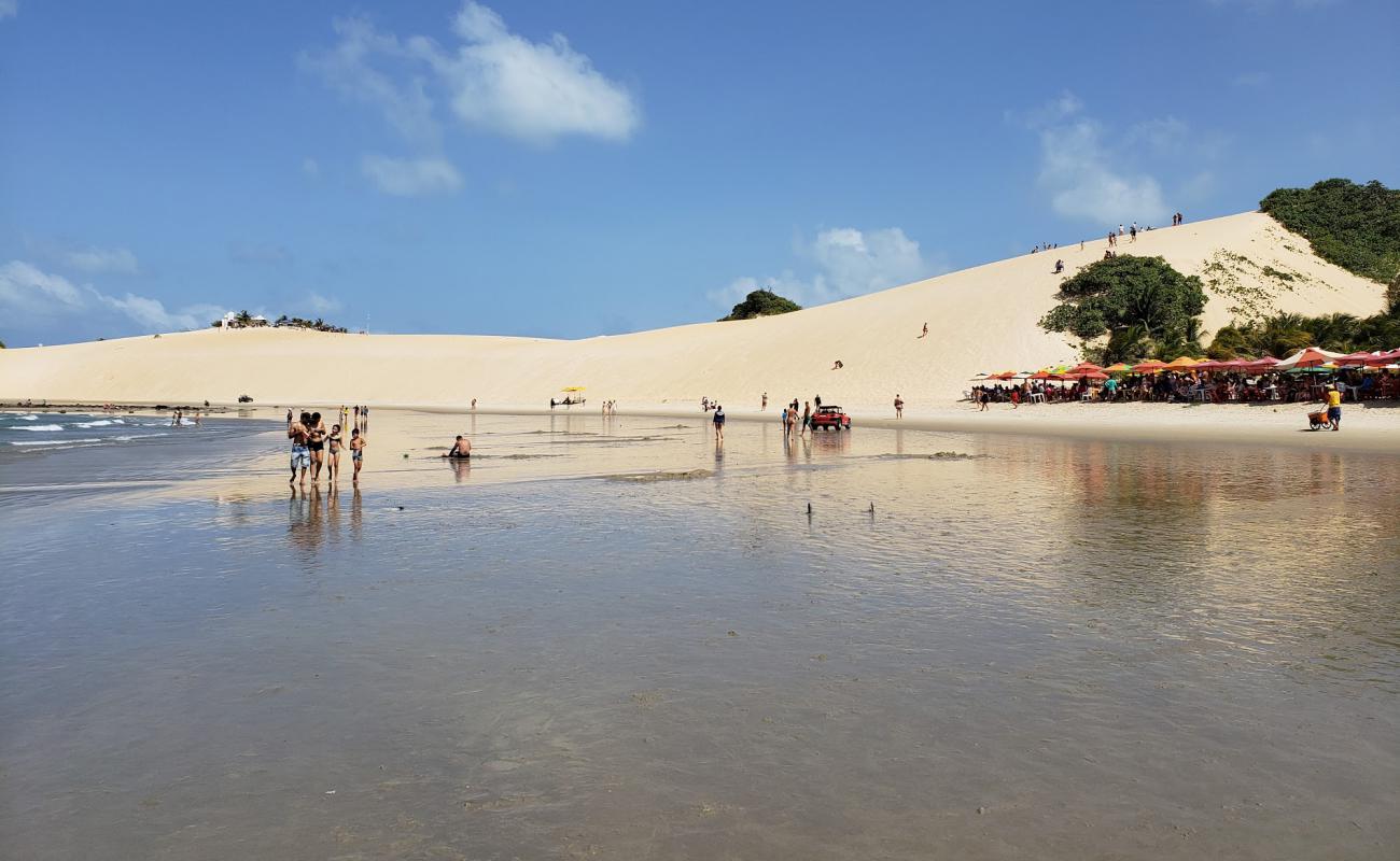 Praia de Genipabu'in fotoğrafı parlak kum yüzey ile