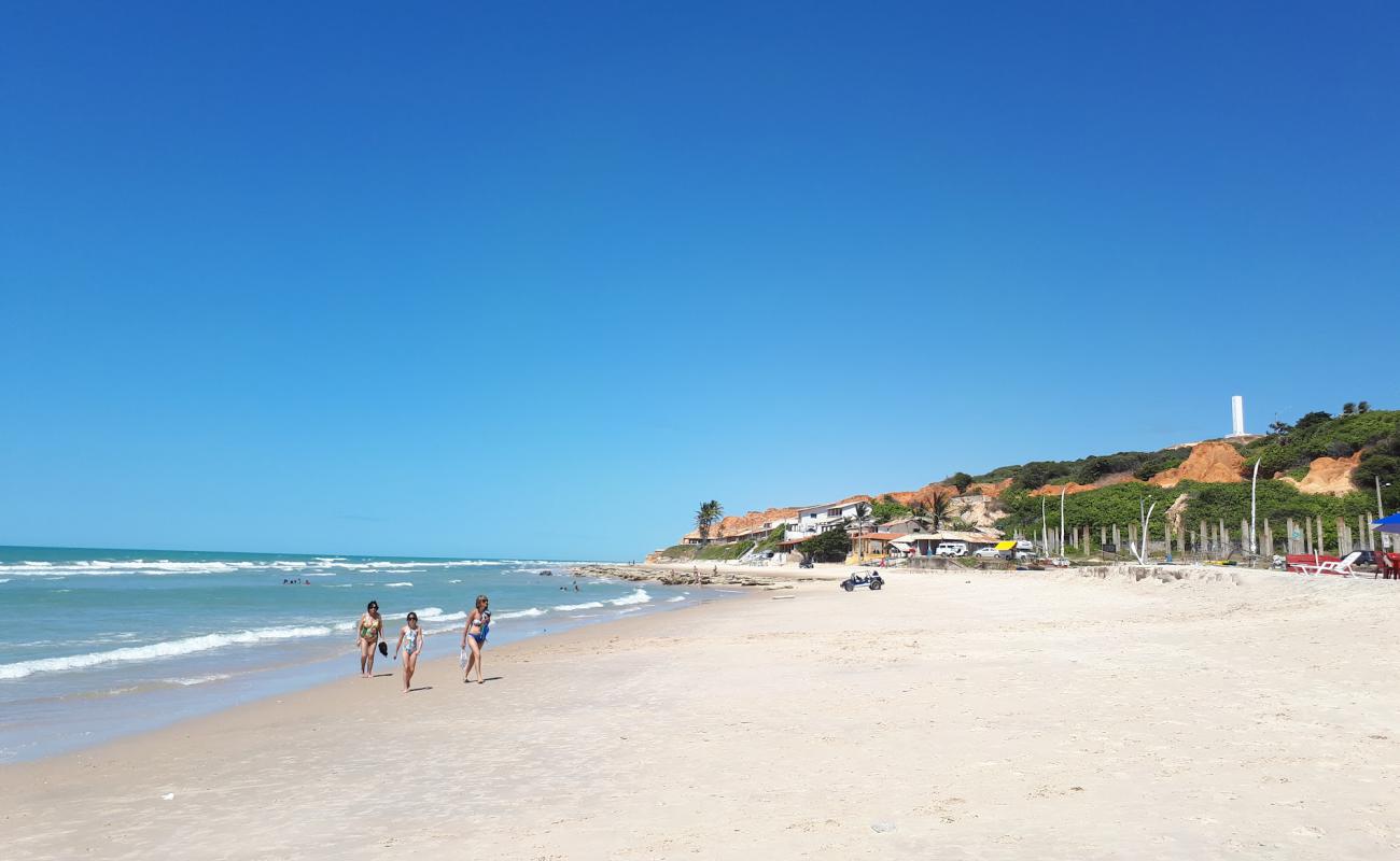 Morro Branco Plajı'in fotoğrafı parlak kum yüzey ile