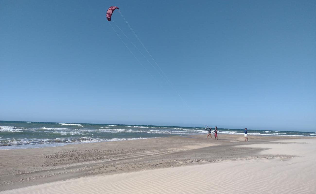 Praia de Embuaca'in fotoğrafı parlak kum yüzey ile