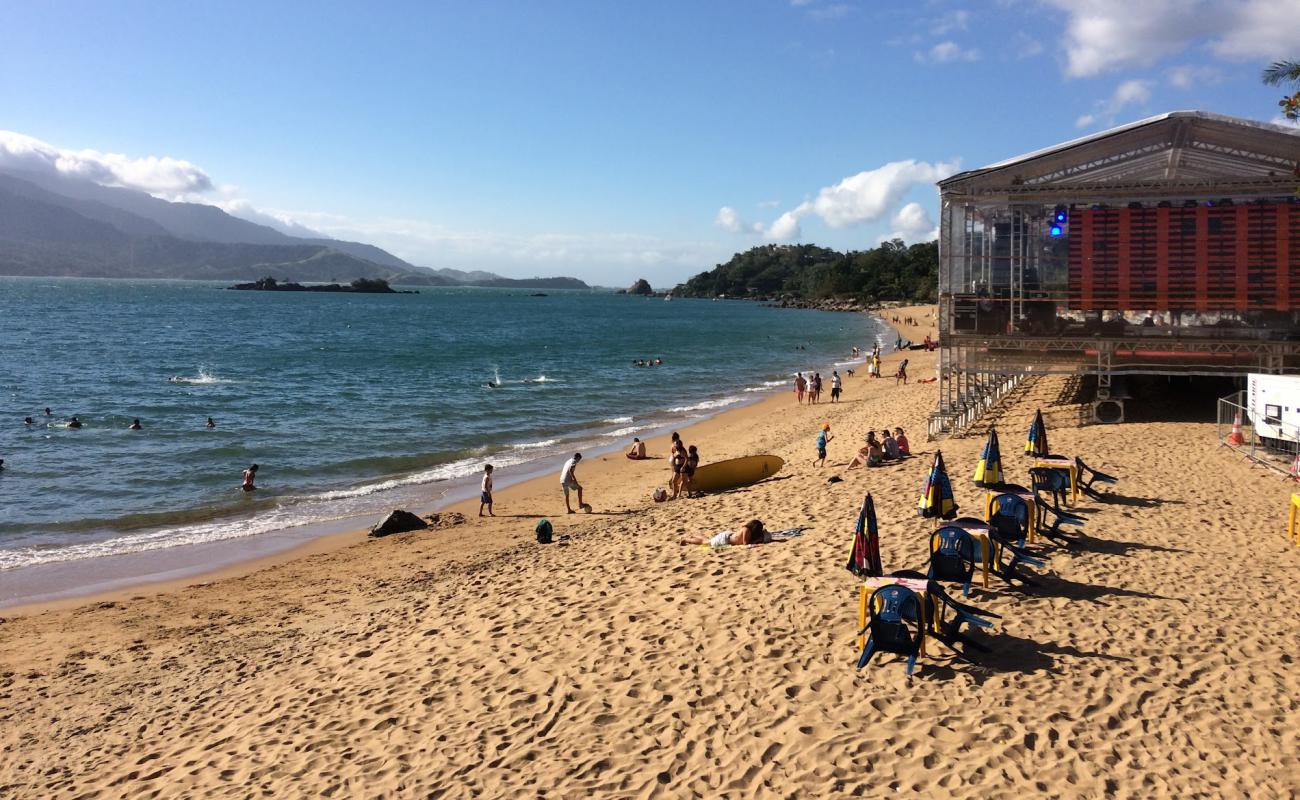 Praia Grande De Ilhabela'in fotoğrafı açık bej kum yüzey ile