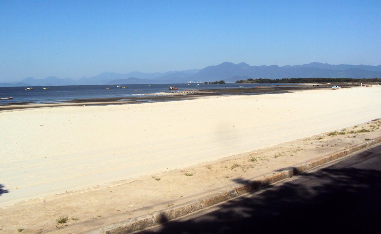 Praia de Sepetiba'in fotoğrafı parlak kum yüzey ile