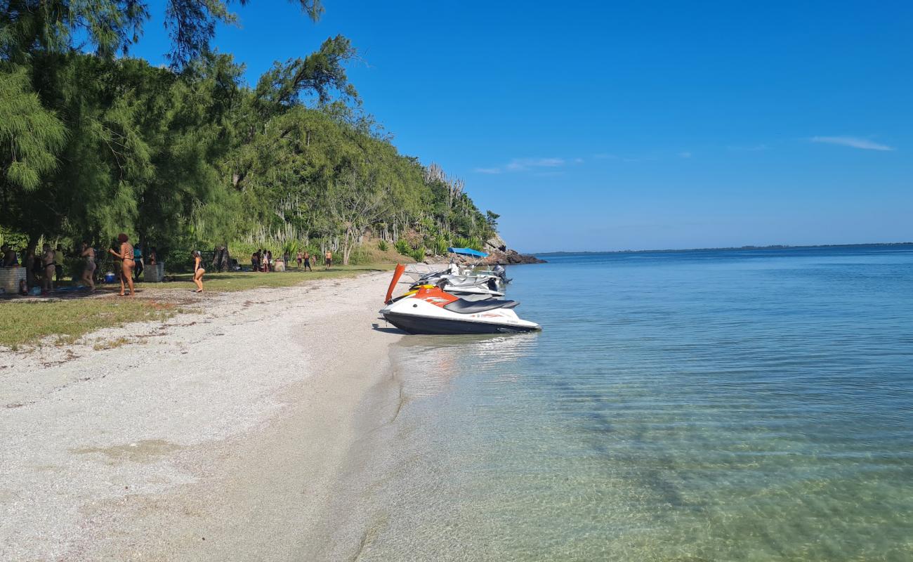 Praia dos Marinhos'in fotoğrafı parlak kabuk kumu yüzey ile