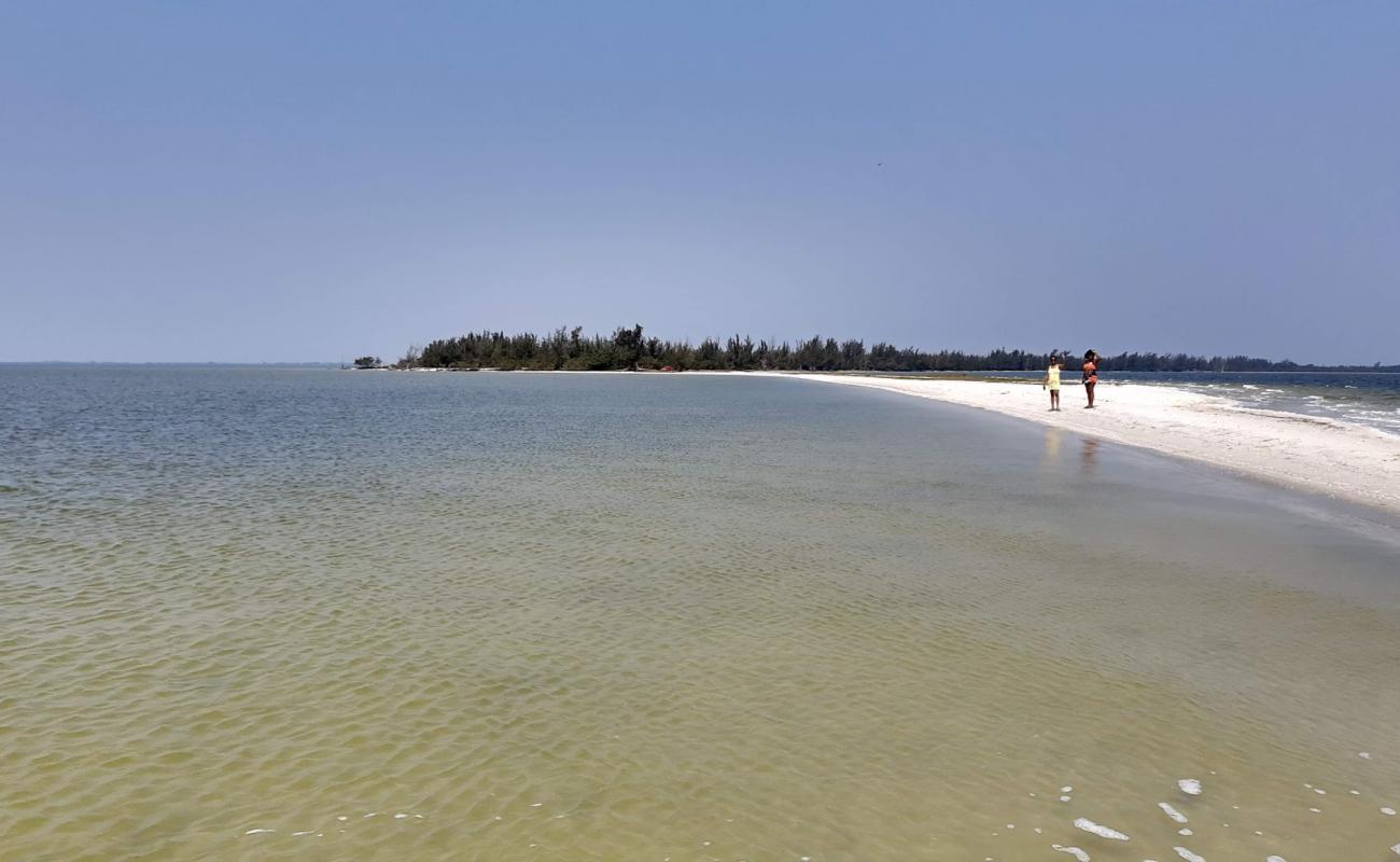 Praia do Pneu'in fotoğrafı açık bej kum yüzey ile