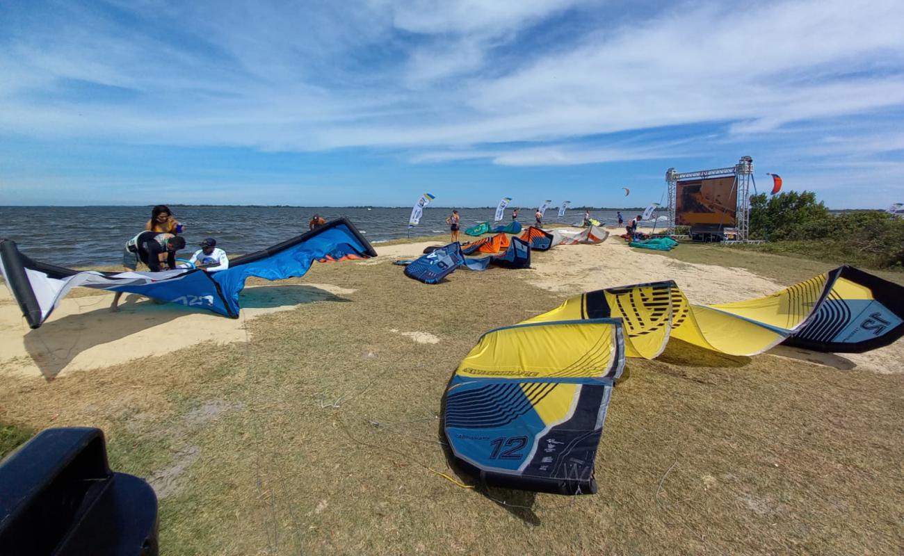 Praia da Pontinha do Outeiro'in fotoğrafı açık bej kum yüzey ile
