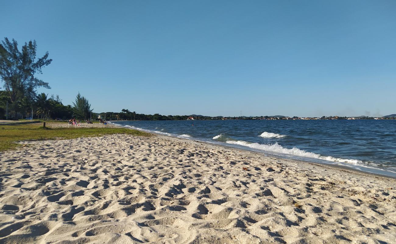 Praia dos Amores'in fotoğrafı parlak kum yüzey ile