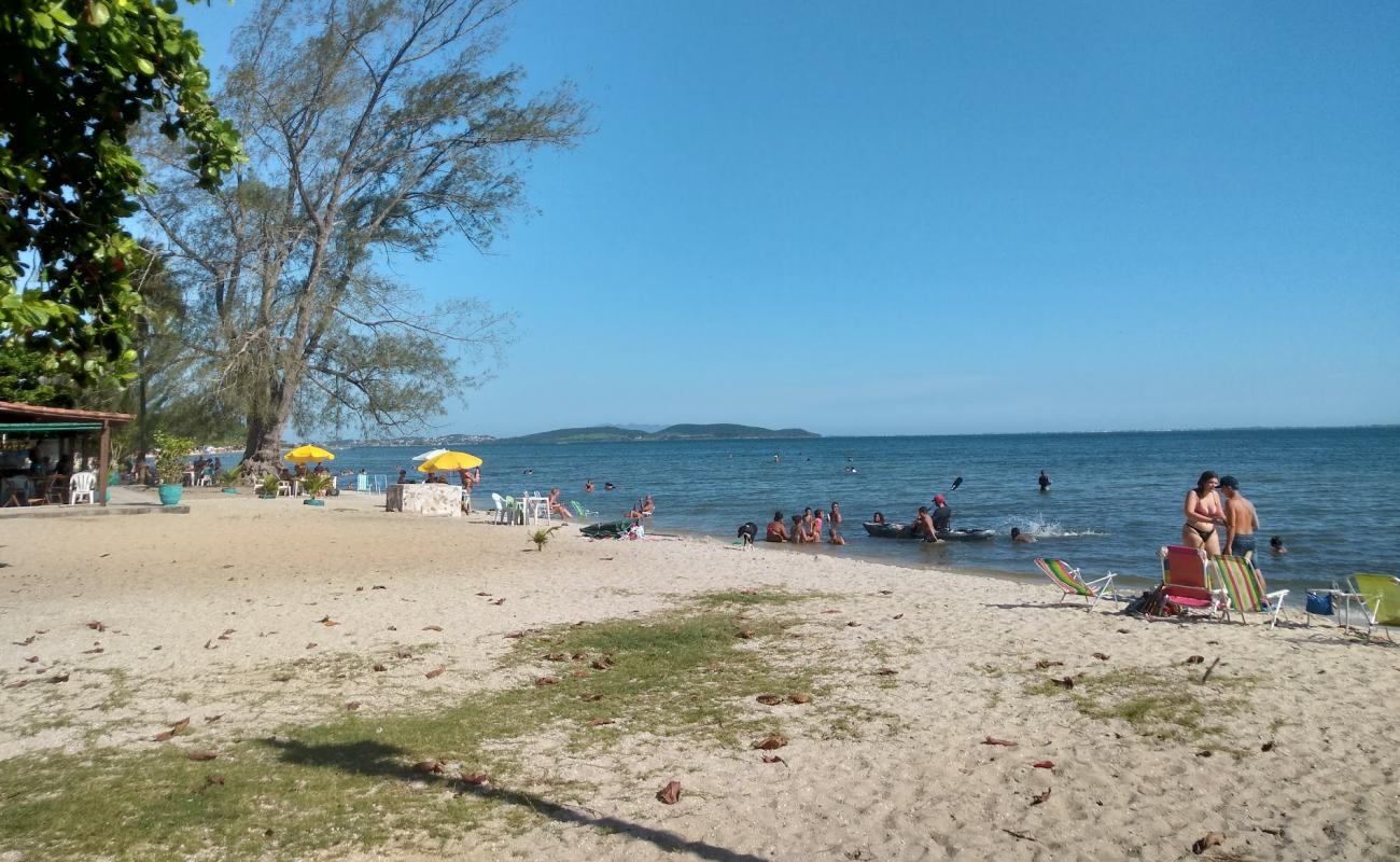 Araruama Lagoon Beach'in fotoğrafı parlak kum yüzey ile