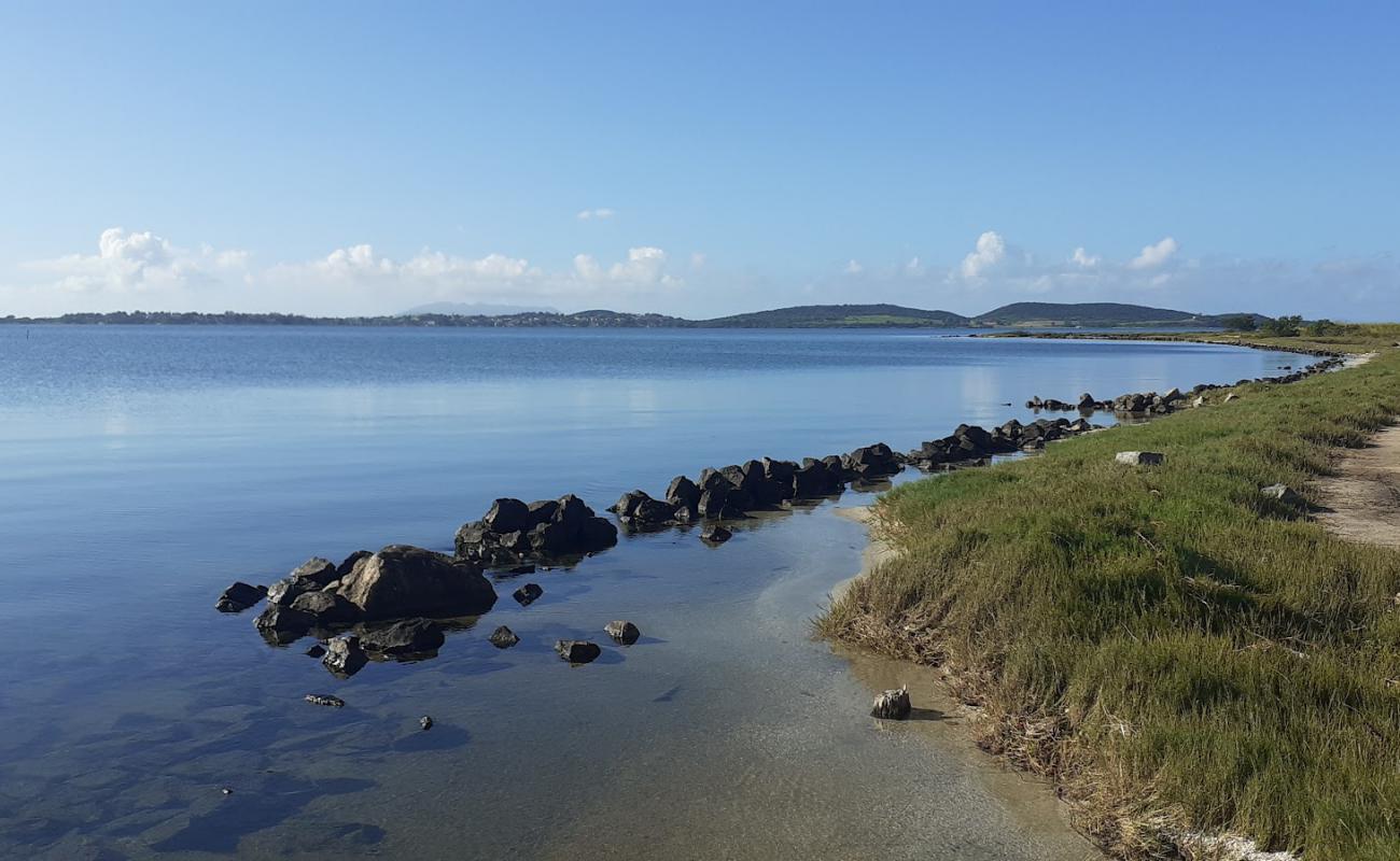 Praia Ponta DAgua'in fotoğrafı parlak kum ve kayalar yüzey ile