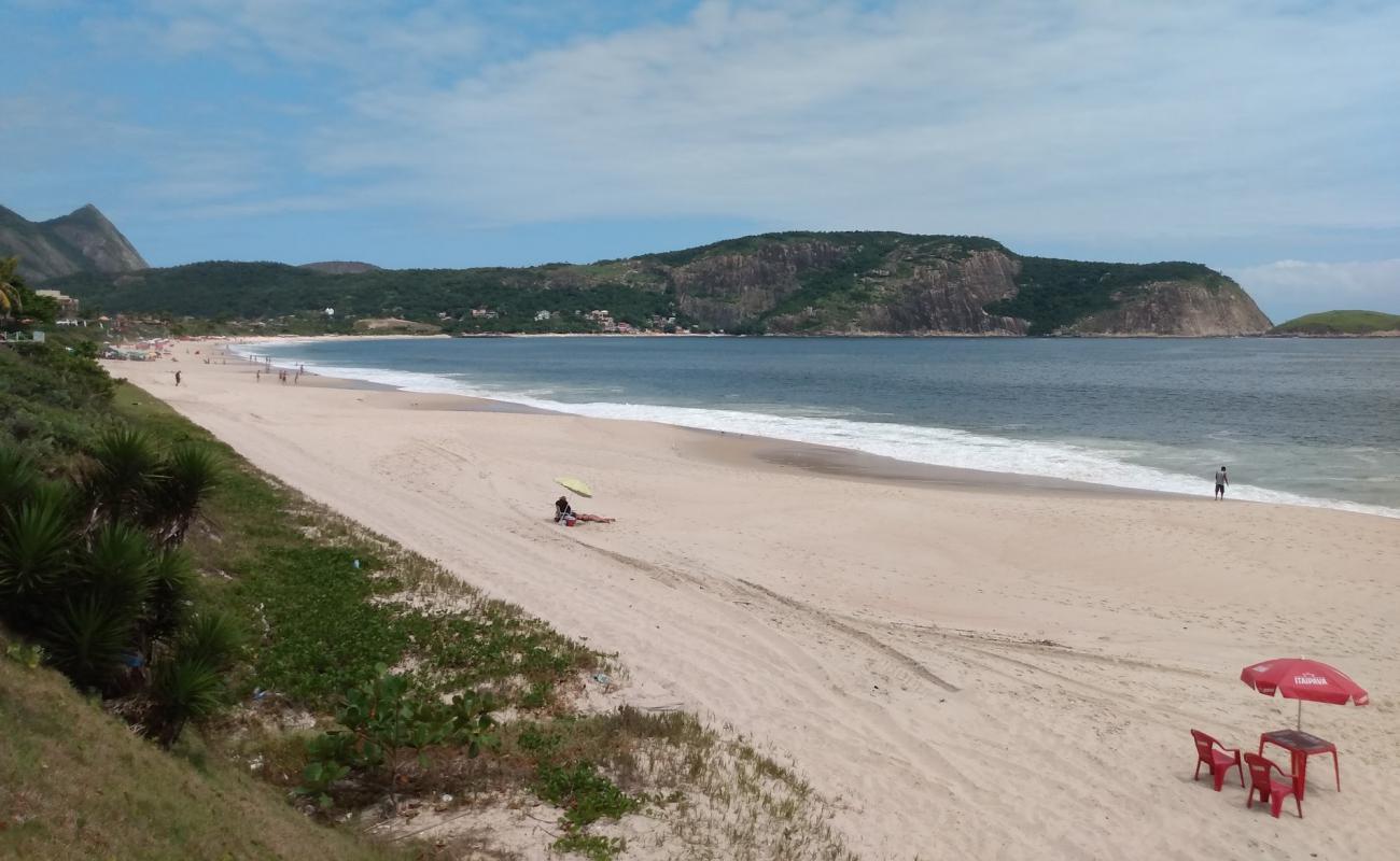 Praia de Camboinhas'in fotoğrafı parlak ince kum yüzey ile