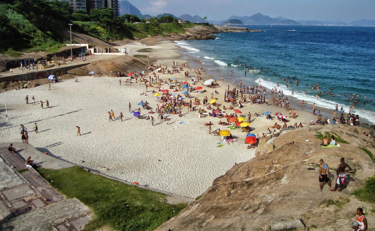 Praia do Diabo'in fotoğrafı i̇nce bej kum yüzey ile