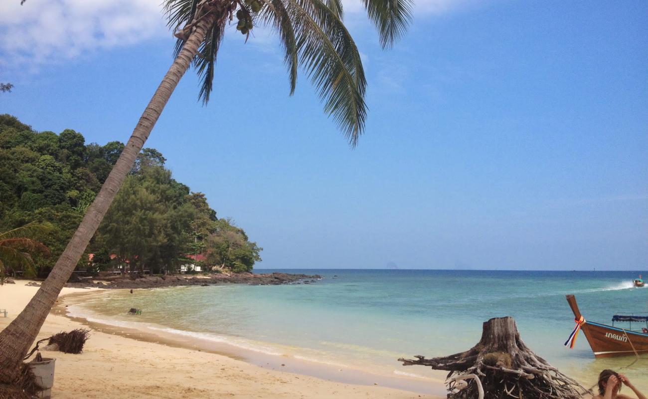 Ao Nun Beach'in fotoğrafı açık bej kum yüzey ile