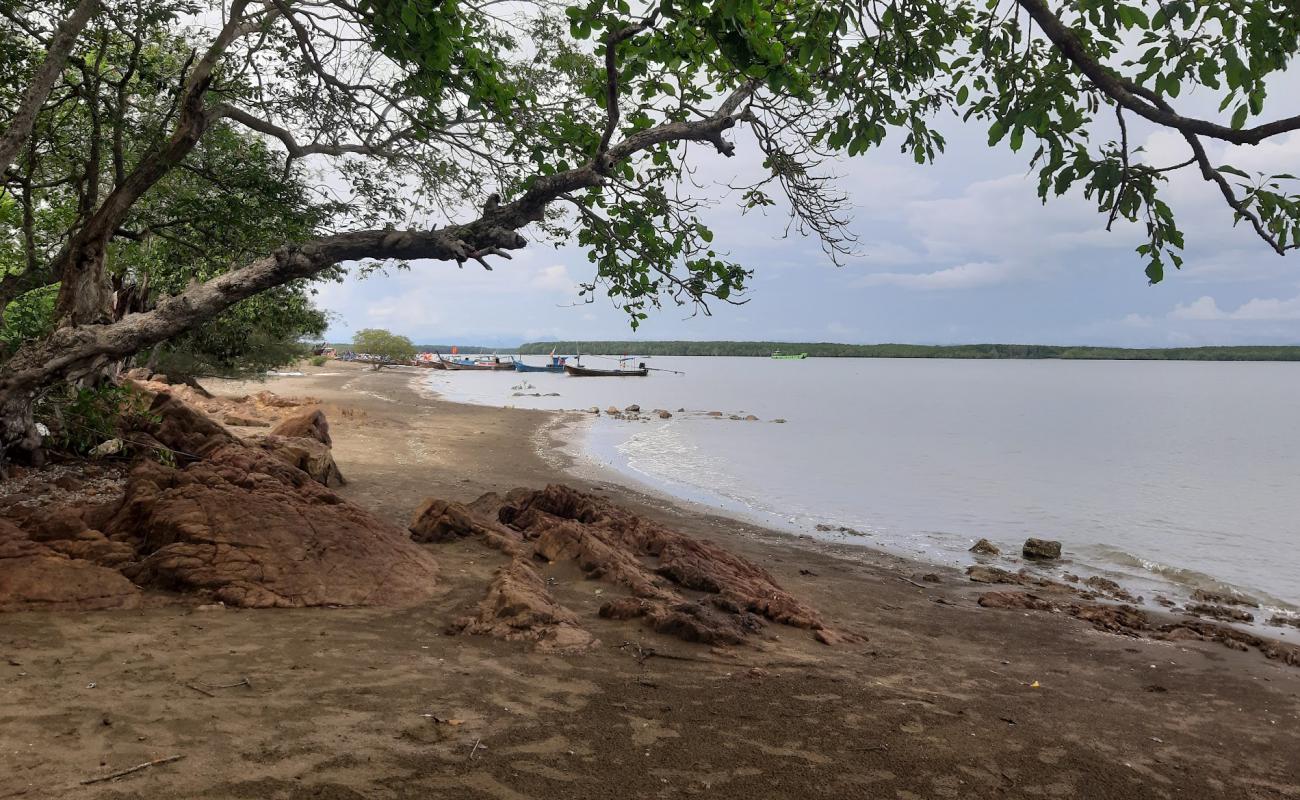 Samran Beach'in fotoğrafı gri kum ve çakıl yüzey ile